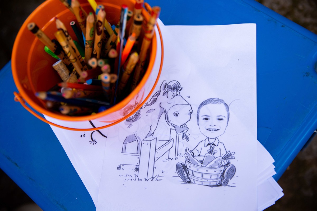 Folhas de papel com caricatura do aniversariante lápis colorir tema fazendinha na roça