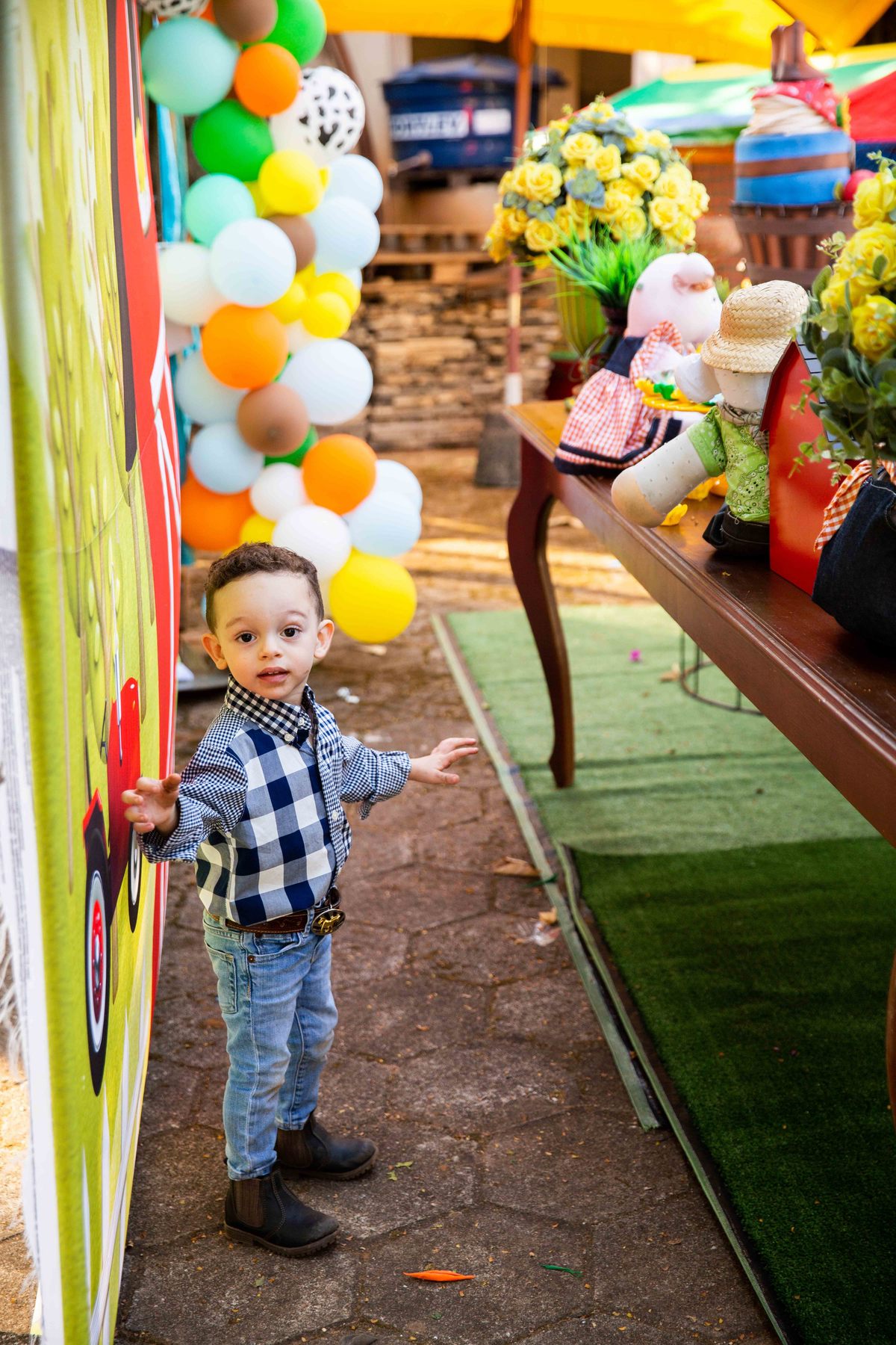 Aniversariante pego no flagra pegando docinho na mesa do bolo tema fazendinha na roça