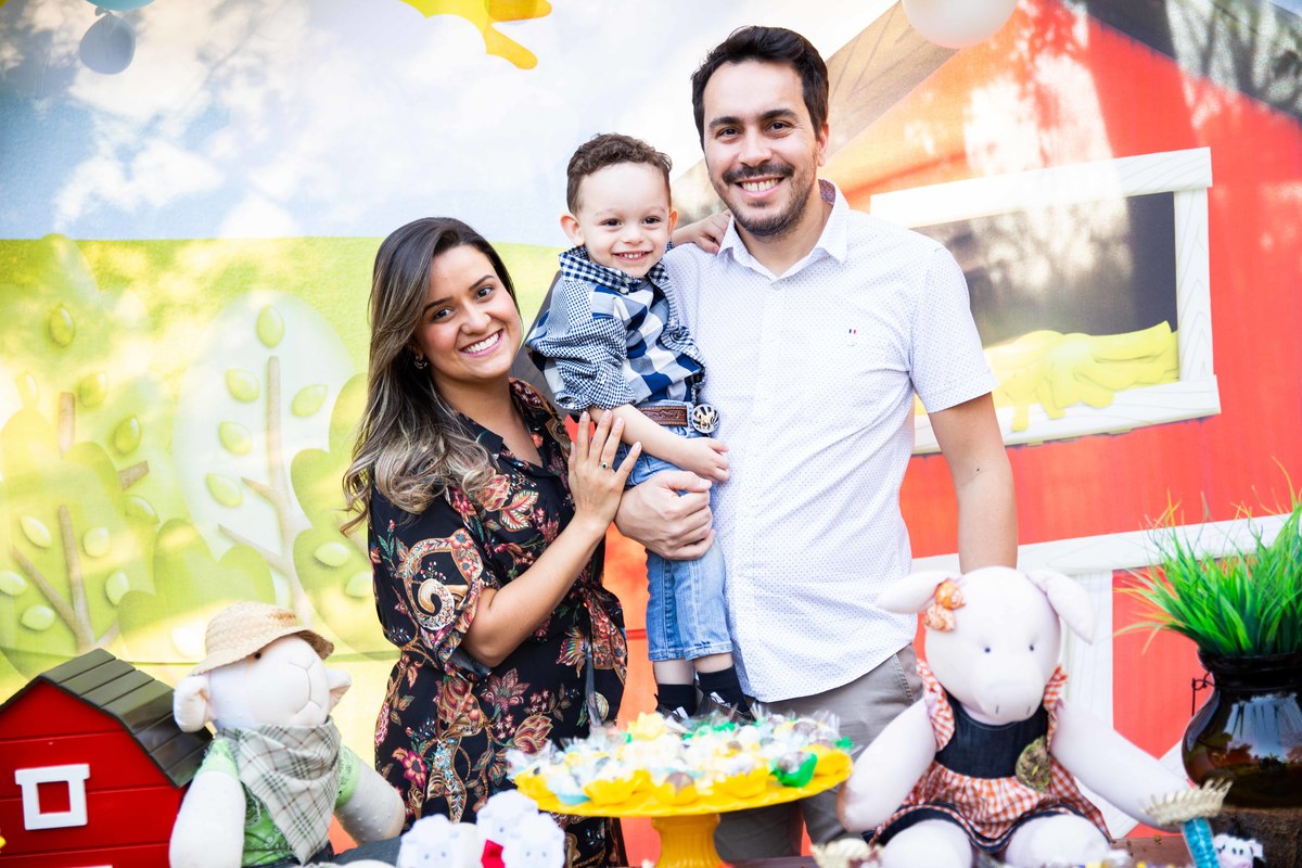 Madrinha e padrinho celebrando aniversario Decoração de mesa galinha vaquinha pintinho tema fazendinha na roça
