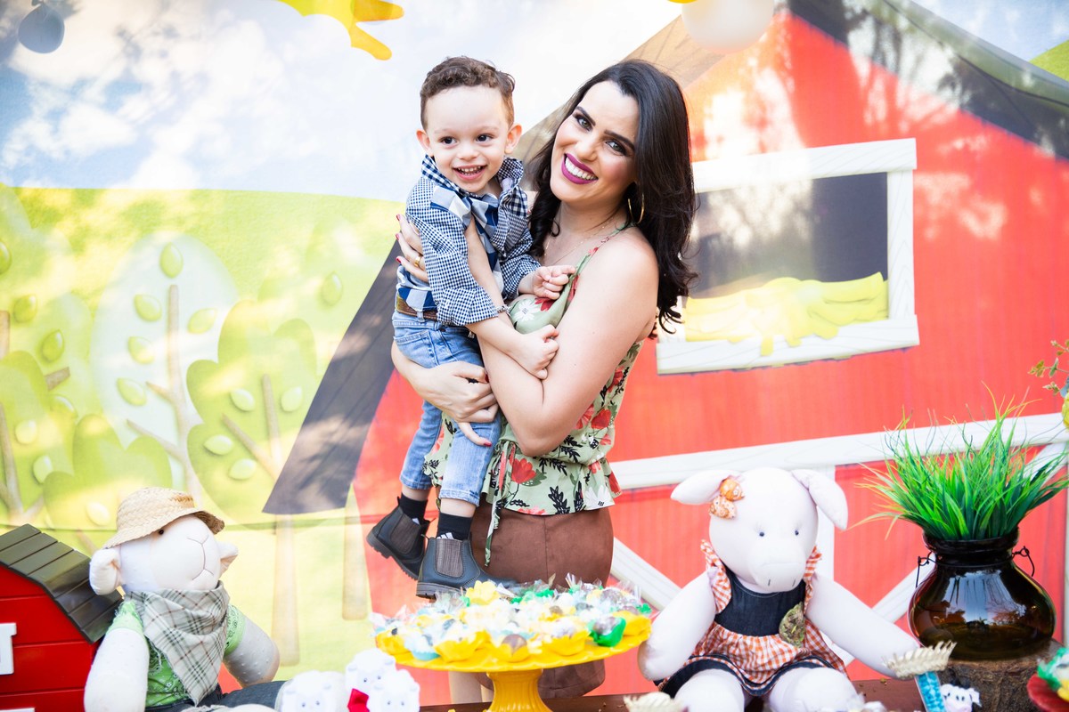 Mamae mãe com aniversariante festa tema fazendinha na roça alegria sorrido sorrindo