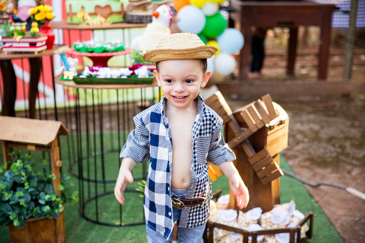 Aniversariante com chapeu camisa aberta  tema fazendinha na roça