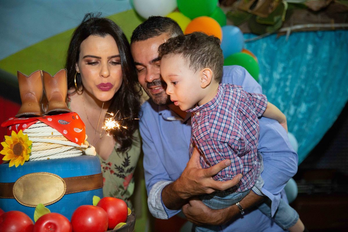 Alegria do parabéns, ápice da festa vela luz bolo Pirutlito Caixinha surpresa leiteira vaquinha banquinho com galinha mesa bolo tema fazendinha na roça maçãs  soprando as velas velinhas do bolo viva!