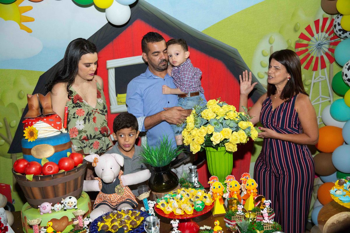 Momento de oração pelo vida do aniversariante Pirutlito Caixinha surpresa leiteira vaquinha banquinho com galinha mesa bolo tema fazendinha na roça