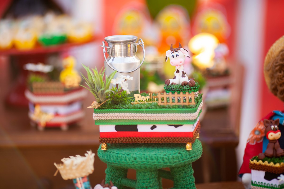 Caixinha surpresa leiteira vaquinha banquinho com galinha mesa bolo tema fazendinha na roça