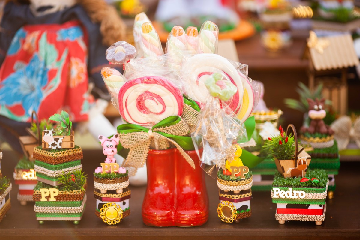 Pirutlito Caixinha surpresa leiteira vaquinha banquinho com galinha mesa bolo tema fazendinha na roça