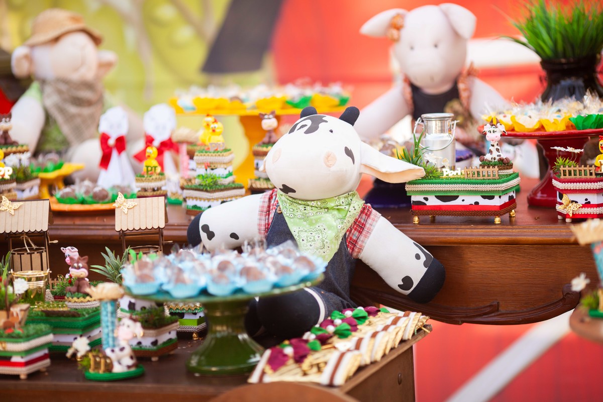 Docinhos Pirutlito Caixinha surpresa leiteira vaquinha banquinho com galinha mesa bolo tema fazendinha na roça