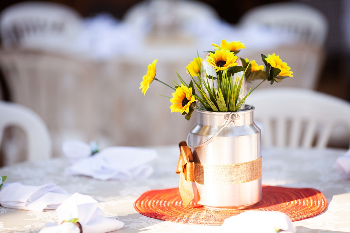 flor girassol leitera na mesa dos convidados tema fazendinha na roça