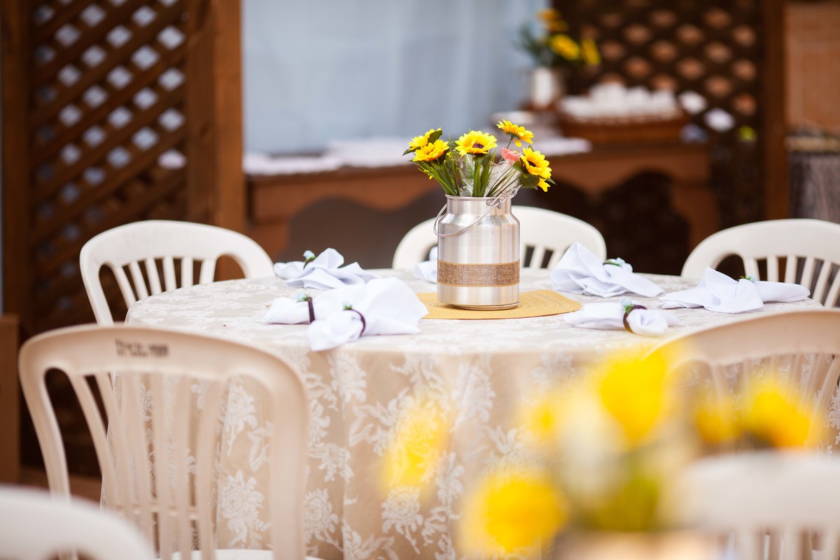 flor girassol leitera na mesa dos convidados tema fazendinha na roça