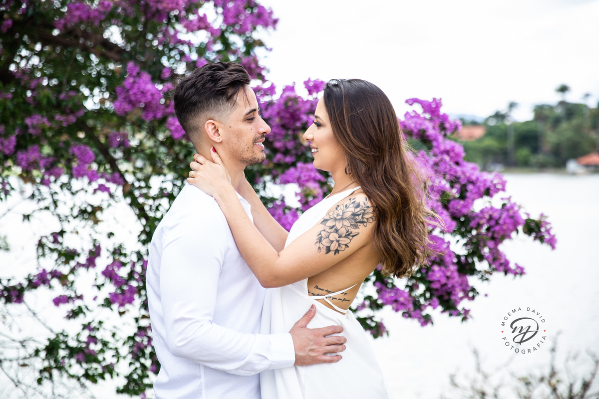 Casal se olhando de frente muito romance