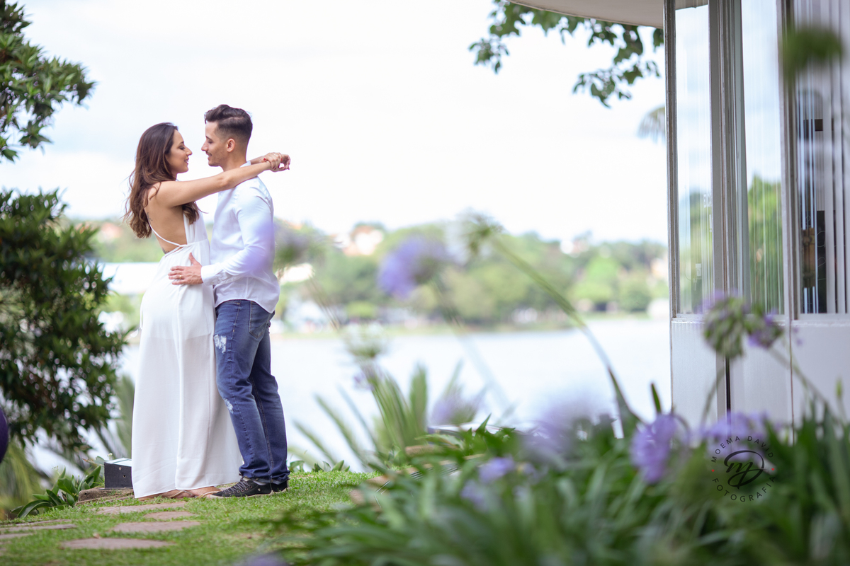 casal de frente um para o outro se olhando namorando