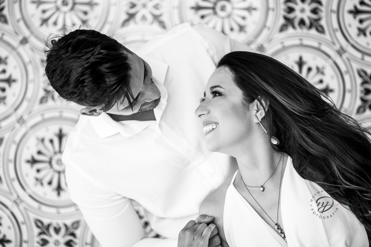 casal na parede de azulejos e fundo niemeyer enamorados apaixonados