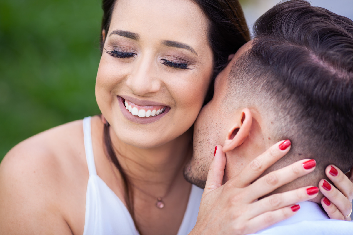 casal com chamego no pescoço unhas vermelhas sorriso lindo