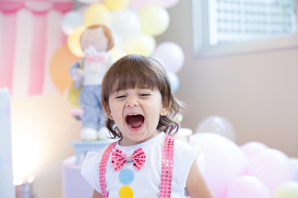 Festa infantil tema circo 2 anos menina rosa  dando gargalhada animada