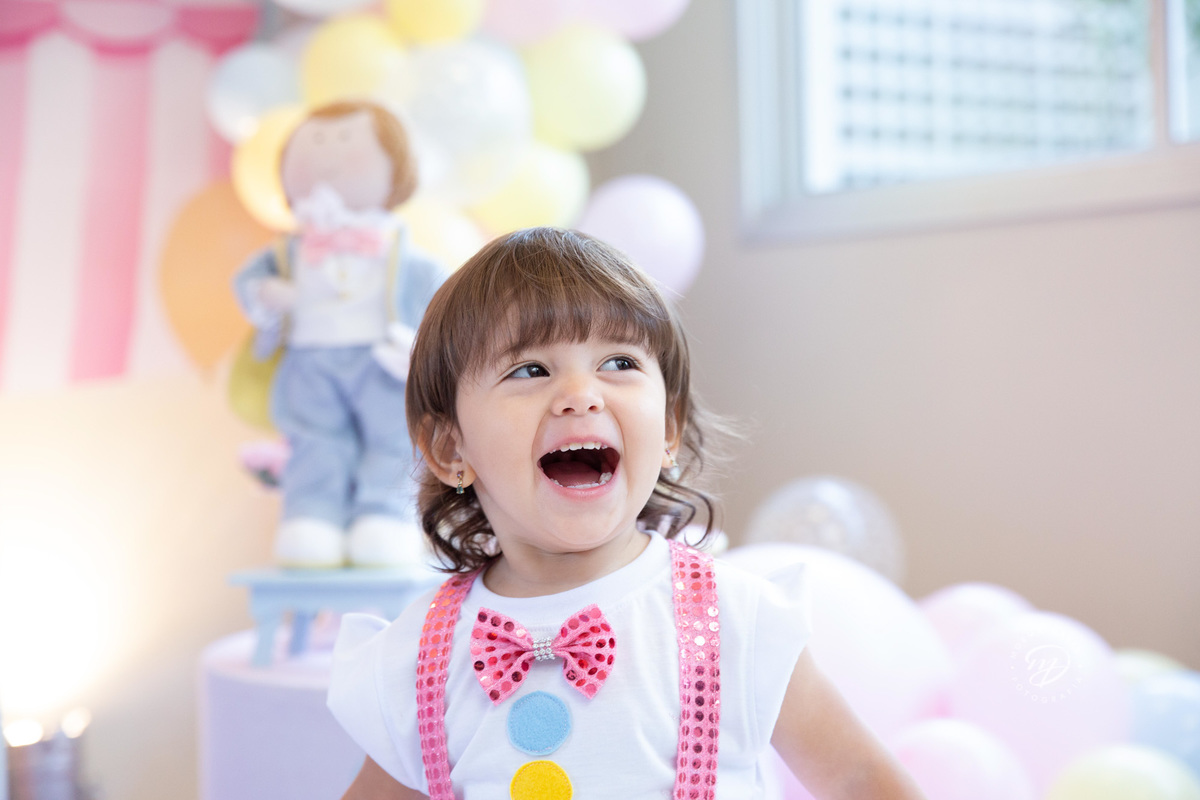 Festa infantil tema circo 2 anos menina rosa  dando gargalhada alegre