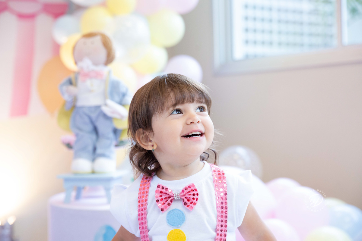 Festa infantil tema circo 2 anos menina rosa  dando gargalhada feliz