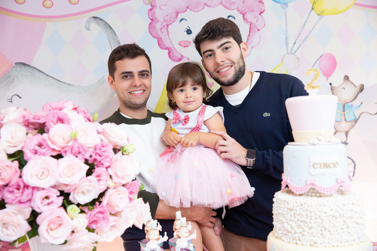 Festa infantil tema circo 2 anos menina rosa no colo dos tios