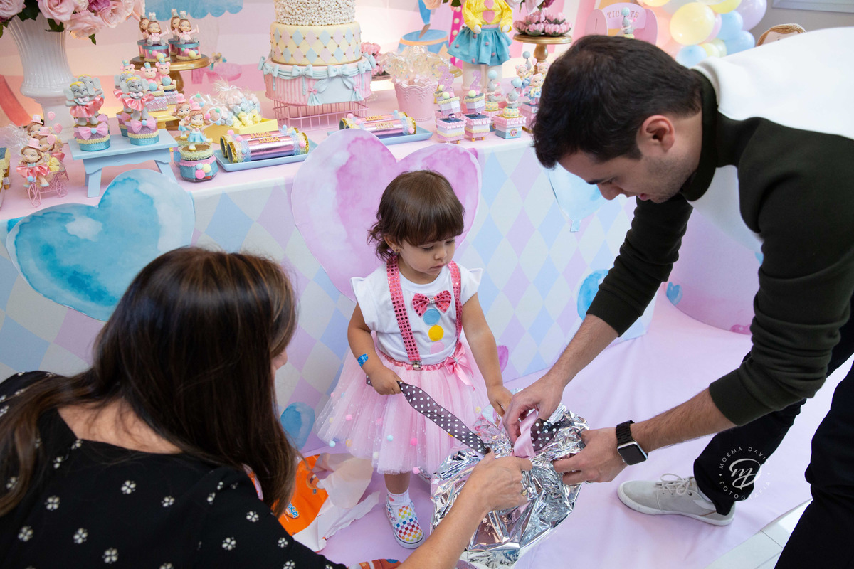 Festa infantil tema circo 2 anos menina rosa abrinco presente com avó e tio