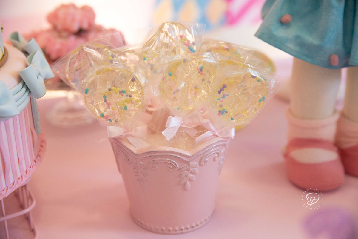 Decoração festa tema circo mesa bolo pirulito transparente tendência