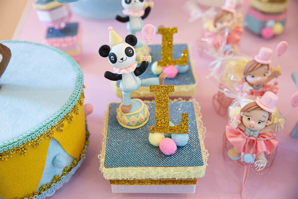 Decoração festa tema circo mesa bolo com a letra do nome panda palhaça