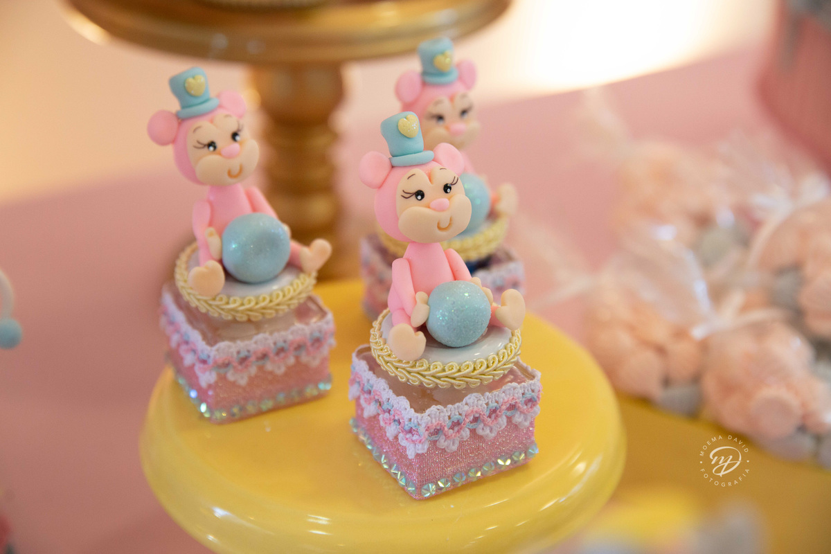 Decoração festa tema circo mesa bolo macaco macaquinha com chapéu tocando tambor