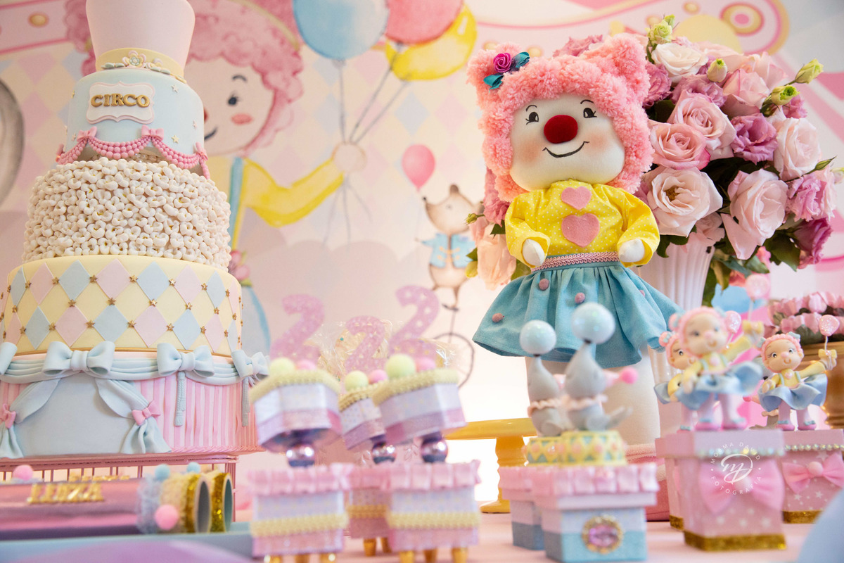 Decoração festa tema circo mesa bolo linda com palhaça em destaque