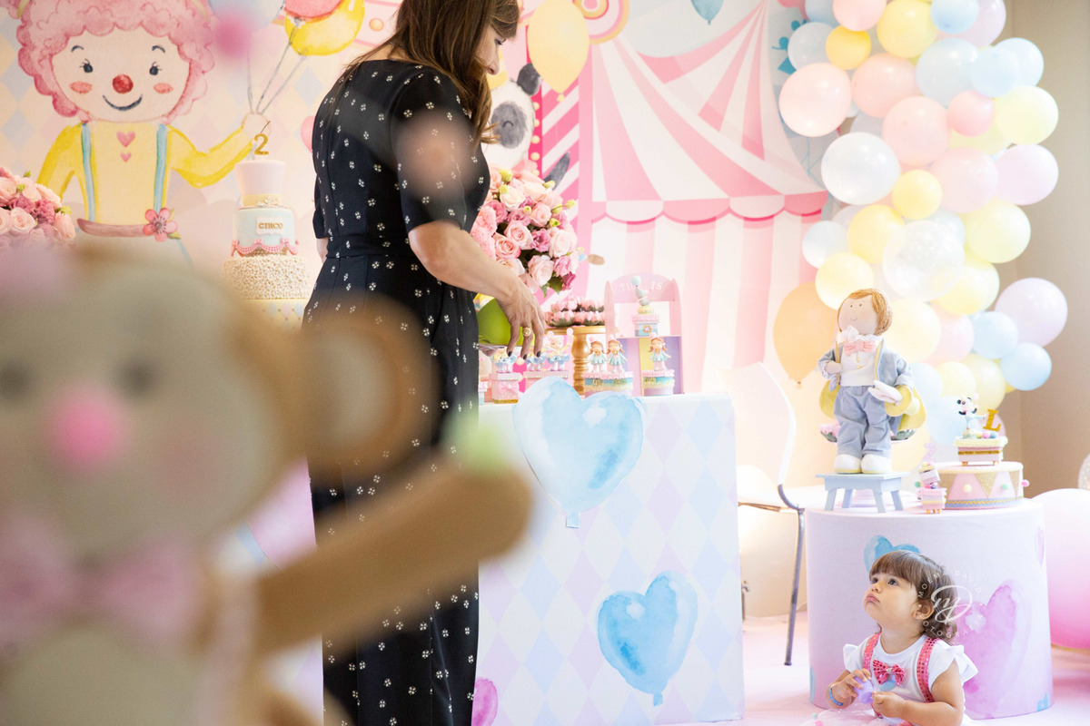 Festa infantil tema circo 2 anos menina rosa olhando para vovó