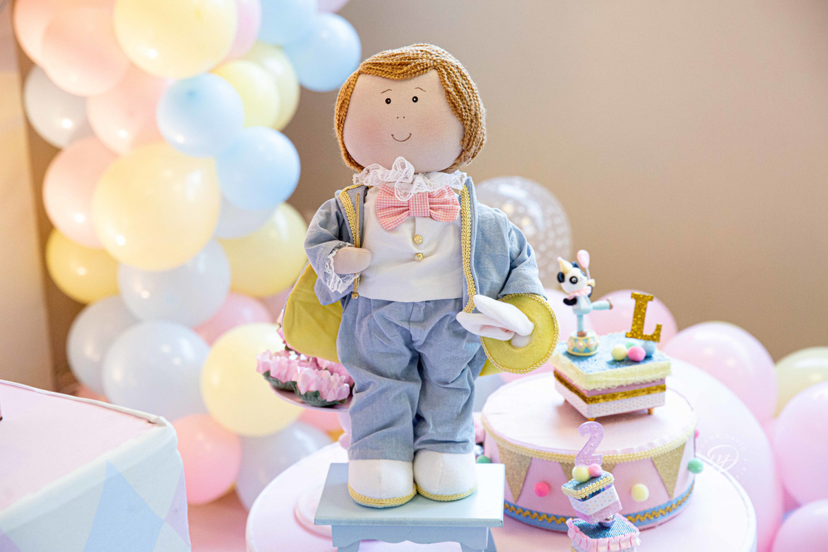 Decoração festa tema circo mesa bolo linda com menino em destaque