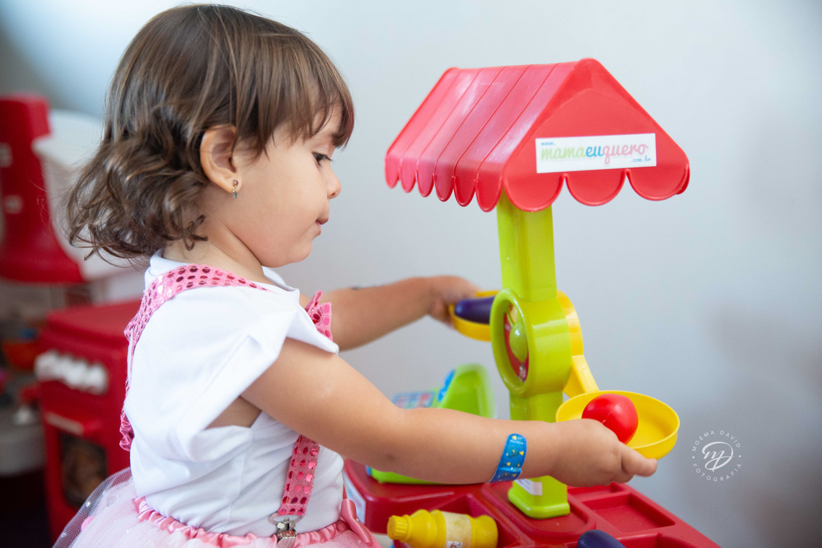 Festa infantil tema circo 2 anos menina rosa brincando na cozinha