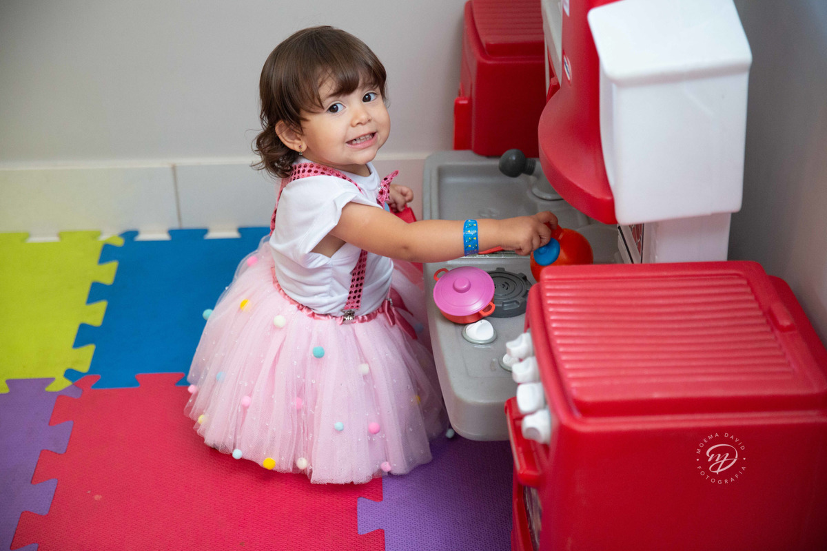 Festa infantil tema circo 2 anos menina rosa brincando na cozinha
