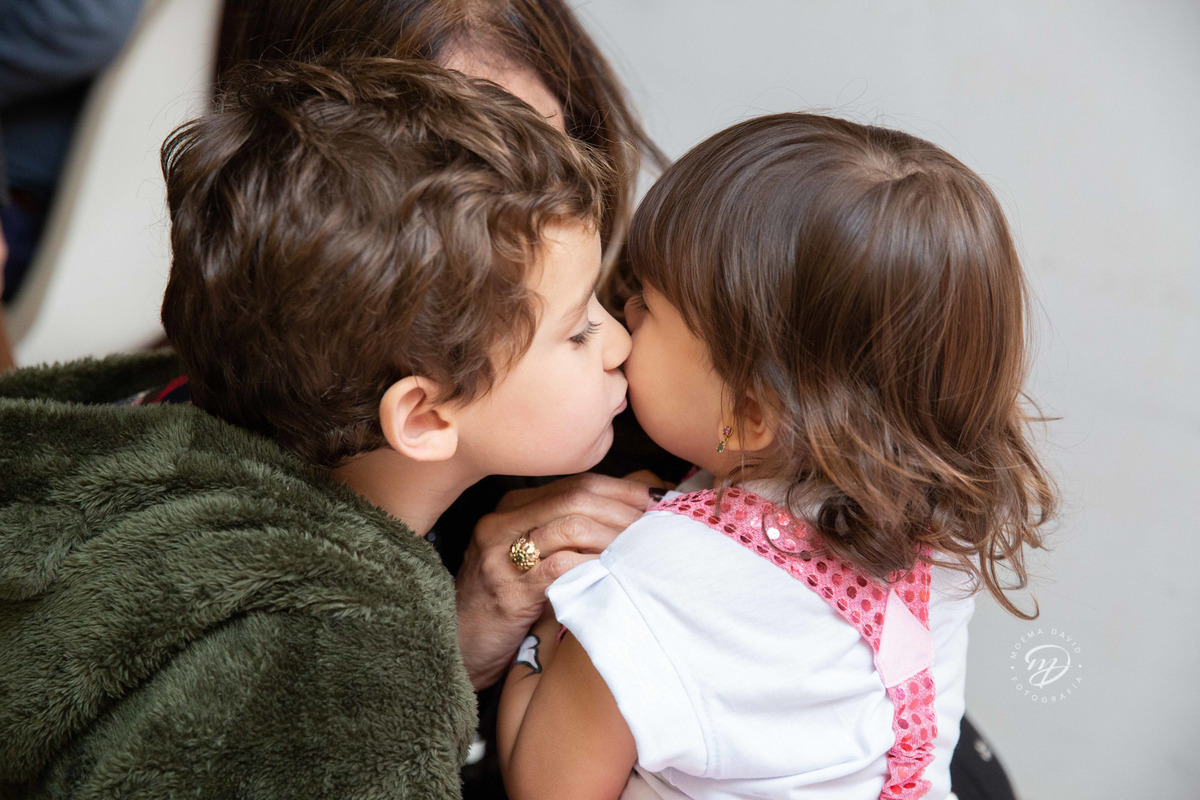 Festa infantil tema circo 2 anos menina rosa beijando o priminho