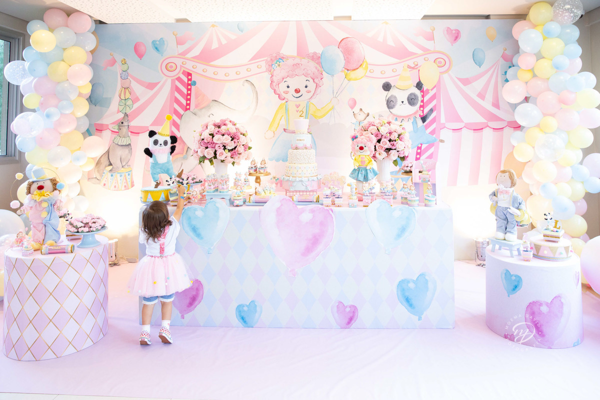 Festa infantil tema circo 2 anos menina rosa admirando a mesa encantada com os detalhes na ponta dos pés