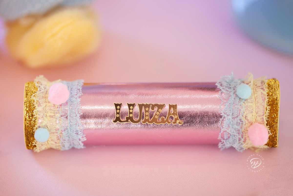 Decoração festa tema circo mesa bolo tubo com nome da aniversariante pompons