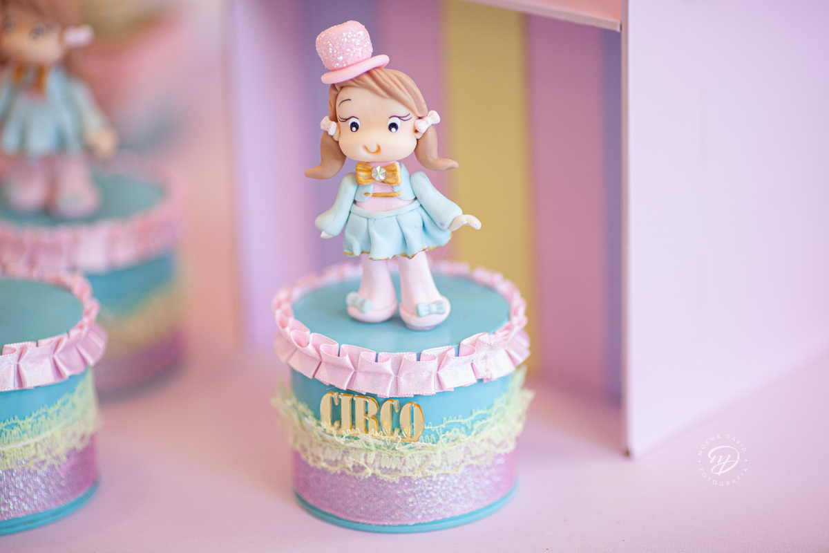 Decoração festa tema circo mesa bolo palhaça de chapéu menininha