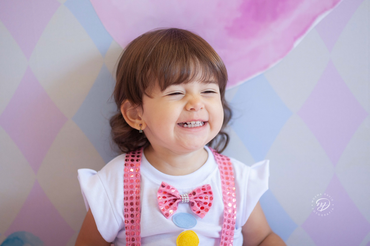 Festa infantil tema circo 2 anos menina rosa com caretinha sorrindo