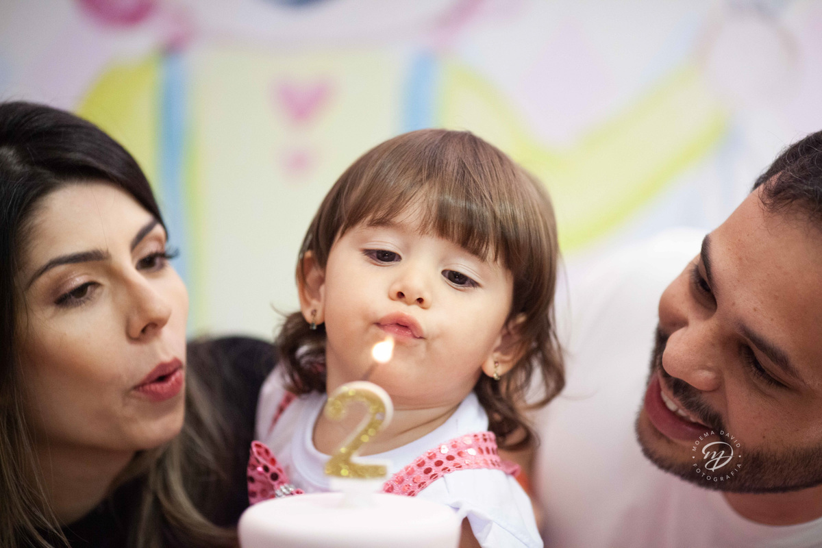 Festa infantil tema circo 2 anos menina rosa soprando a velinha cantando parabéns