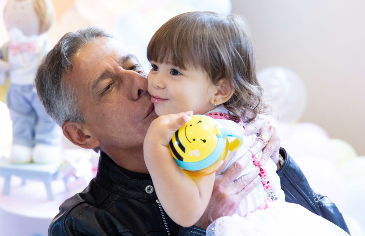 Festa infantil tema circo 2 anos menina rosa beijando o vovô