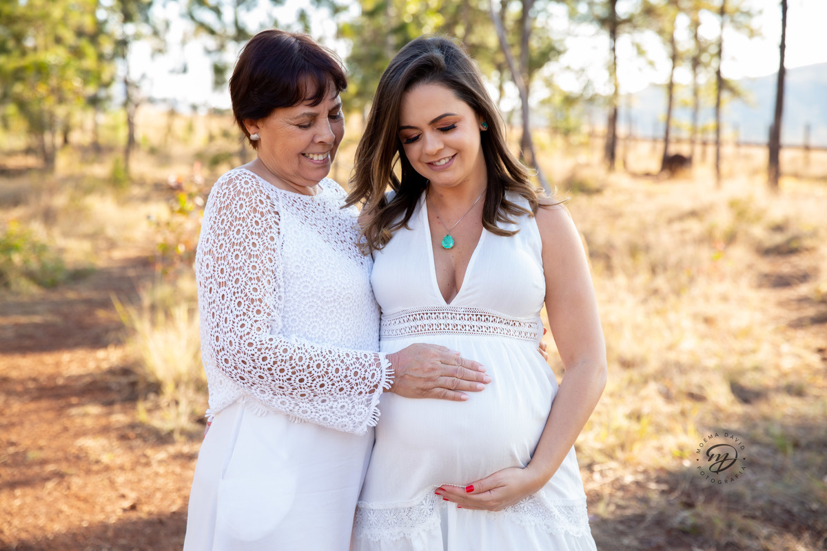 gestante diva se abraçando mamãe gravida esperando bebe mãe e fila vovó 