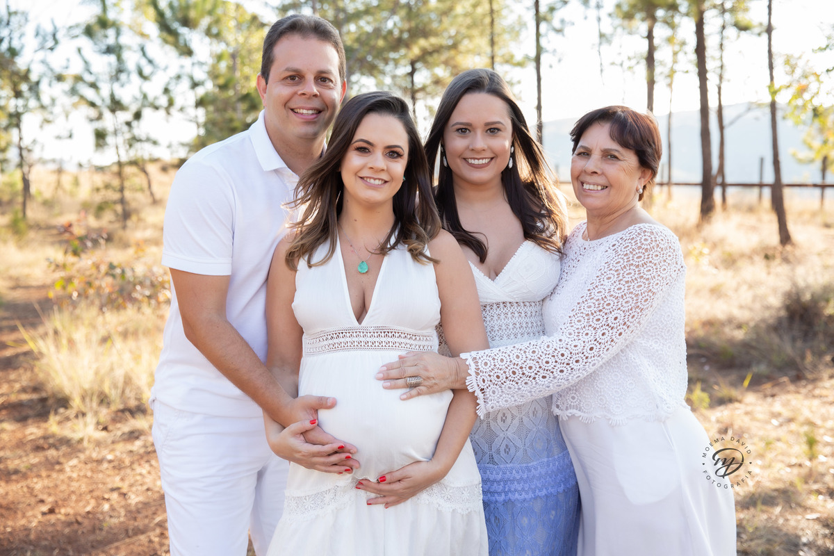 ensaio gestante tia sobrinho beijo abraço família reunida abraço bebe newborn