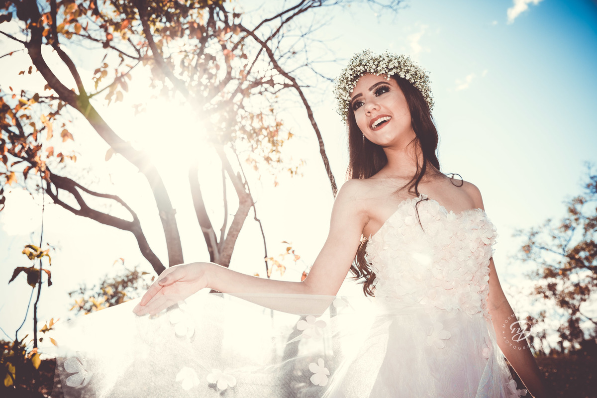 Debutante 15 anos natureza ar livre coroa de flores vestido rosa floral