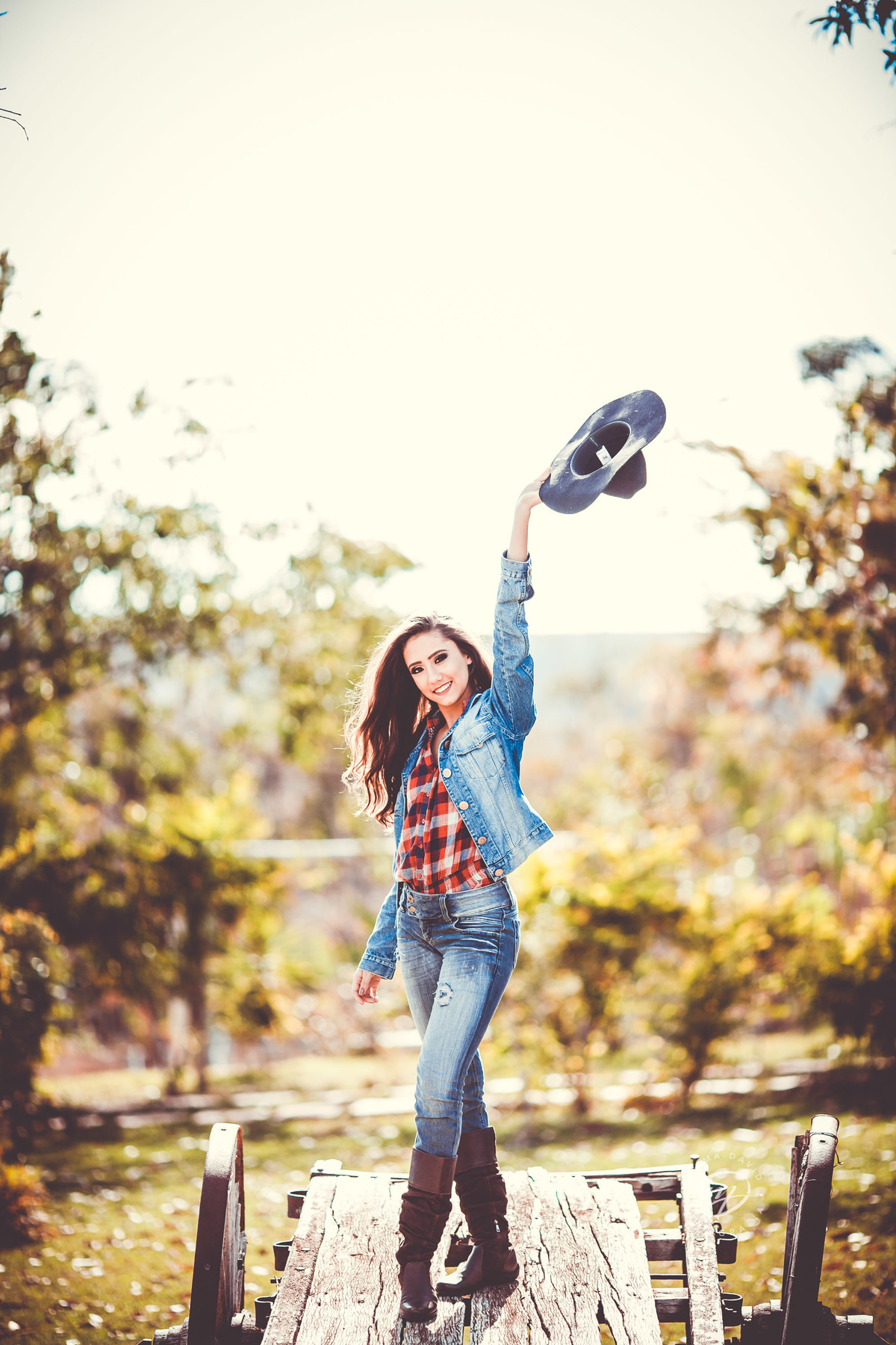 Debutante 15 anos country chapéu no ar jaqueta fifteen botas 