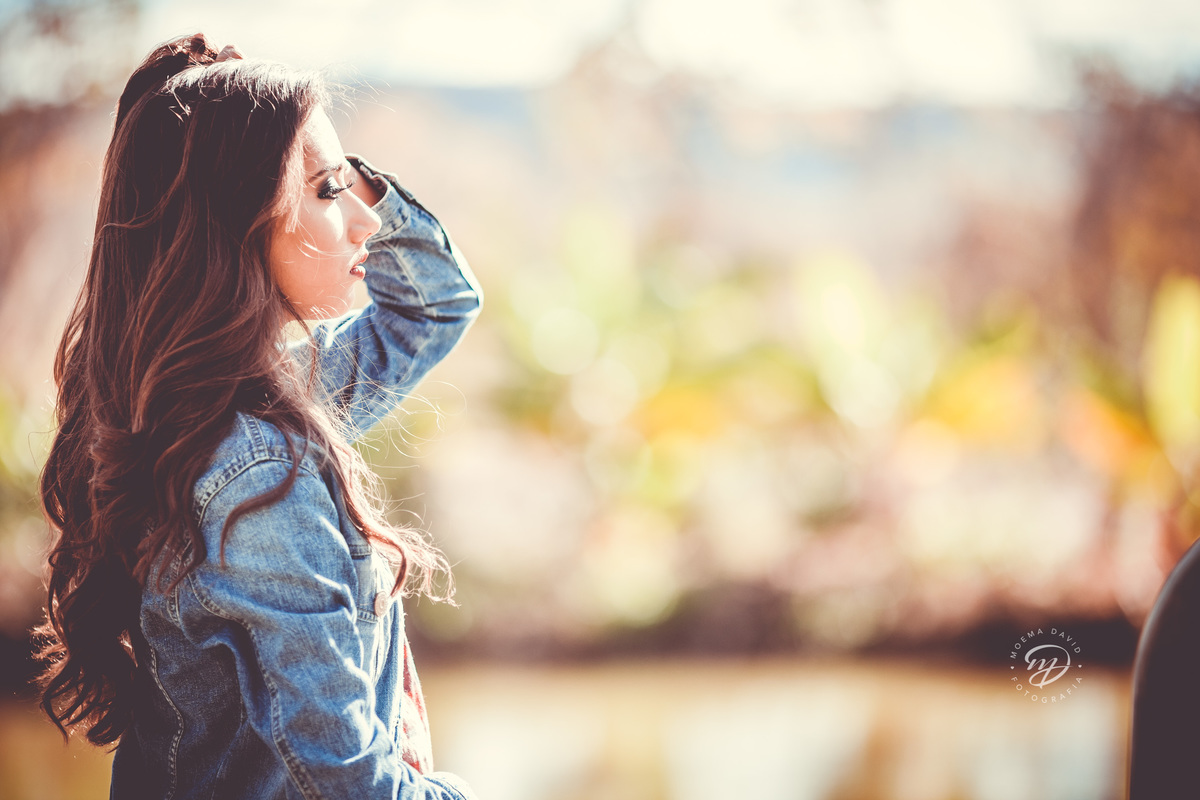 Debutante 15 anos country chapéu no ar jaqueta fifteen botas  mao no cabelo