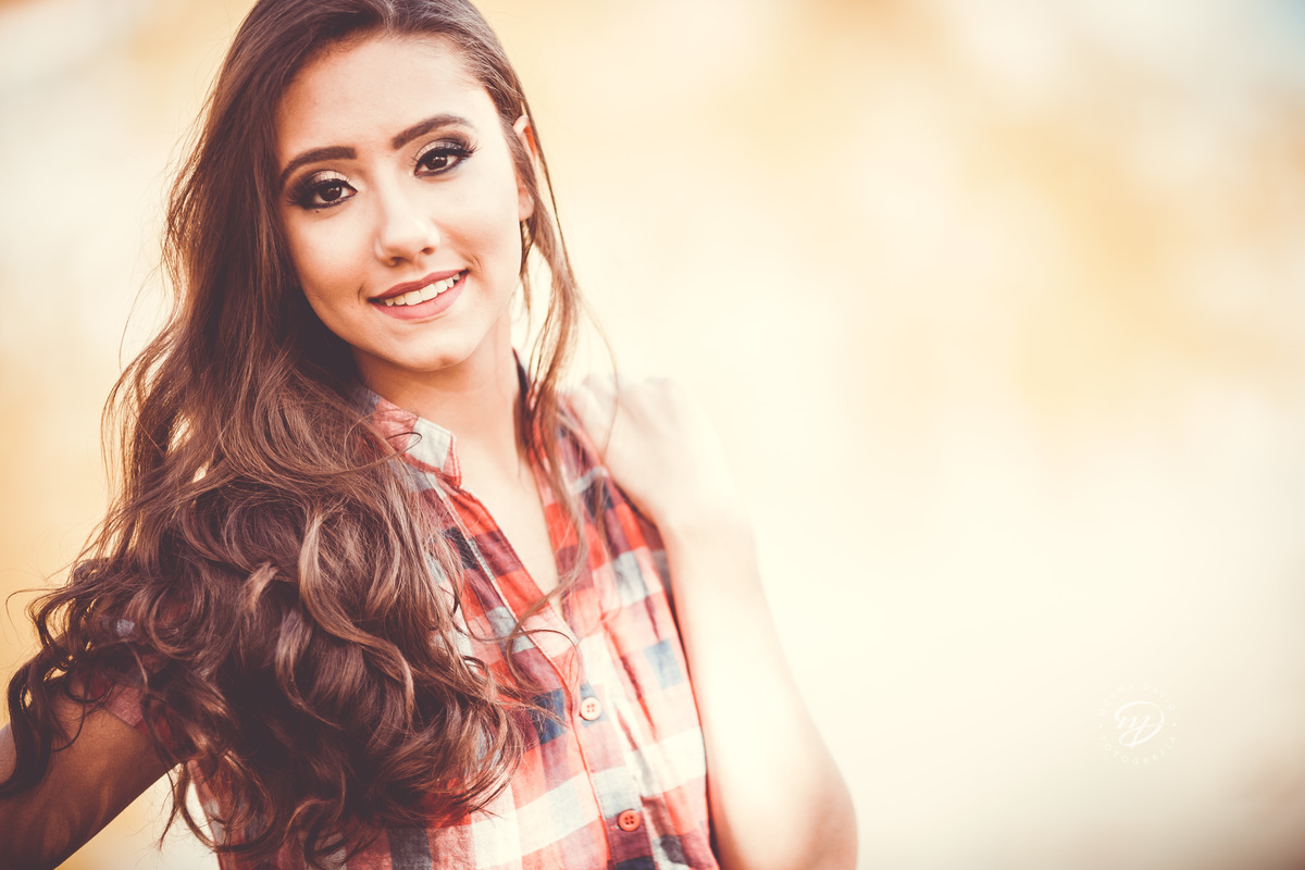 Debutante 15 anos country chapéu no ar jaqueta fifteen botas  mao no cabelo xadrez