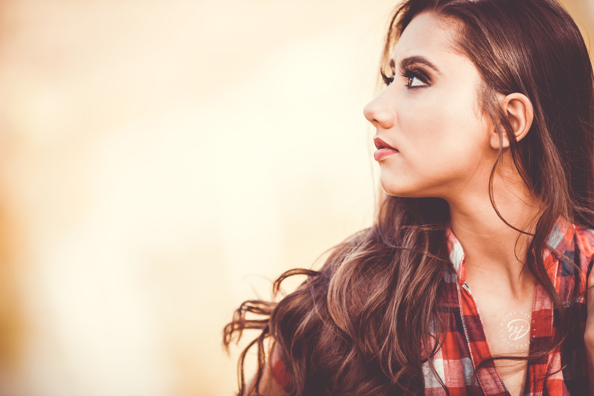 Debutante 15 anos country chapéu no ar jaqueta fifteen botas  mao no cabelo xadrez perfil 