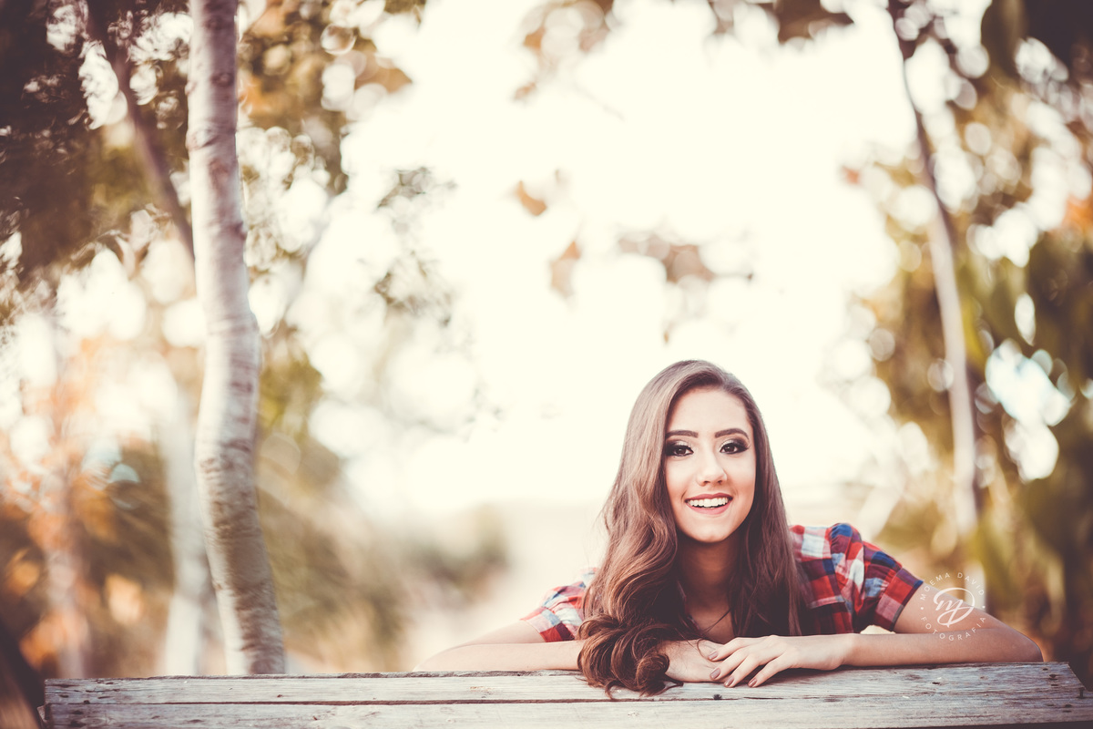 Debutante 15 anos country chapéu no ar jaqueta fifteen botas  mao no cabelo xadrez sorriso lindo