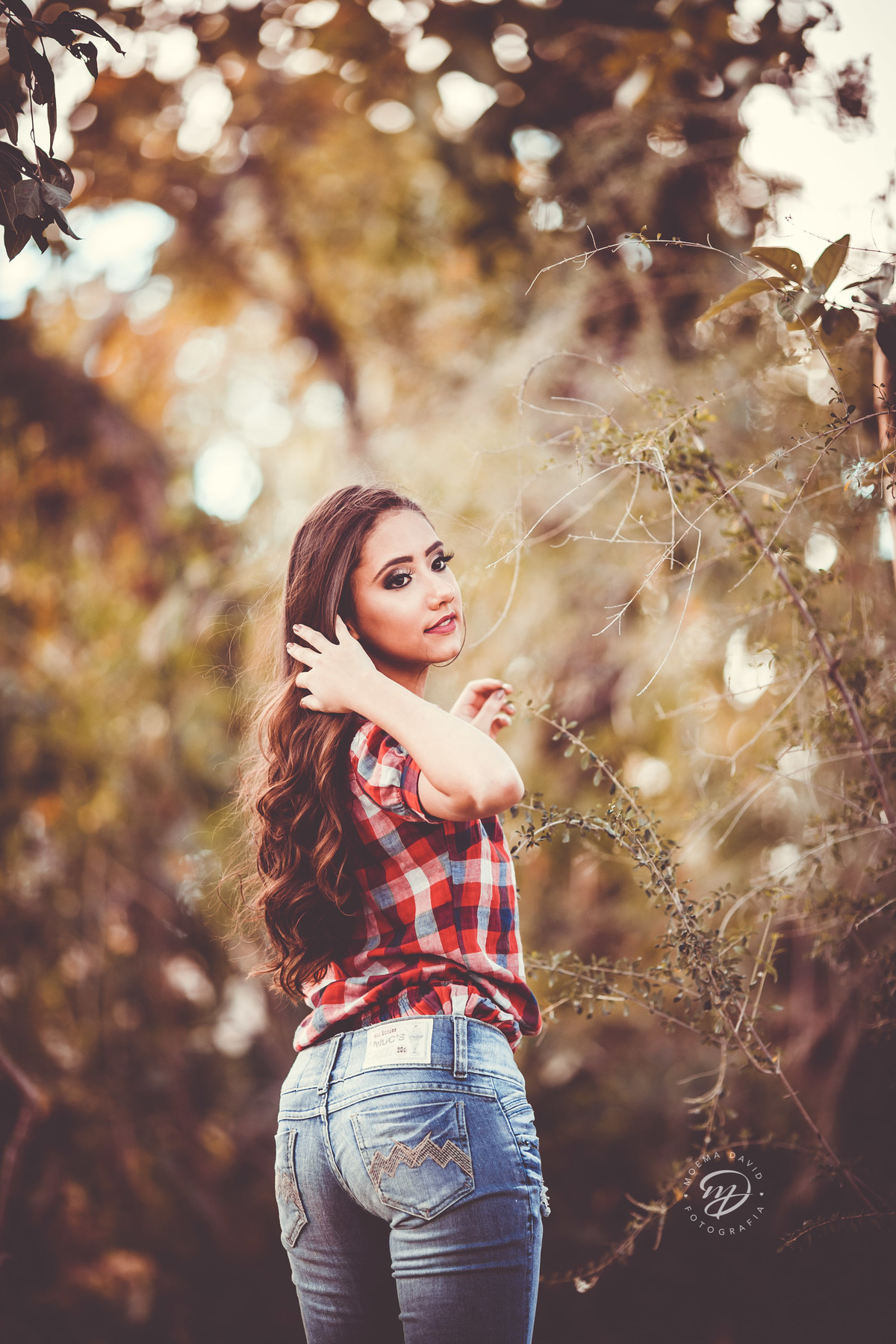 Debutante 15 anos country chapéu no ar jaqueta fifteen botas  mao no cabelo xadrez