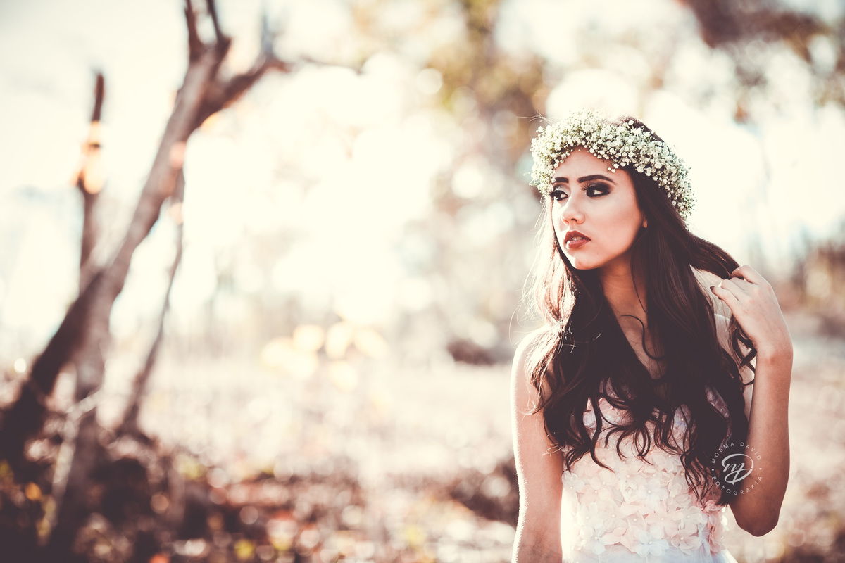 Debutante 15 anos natureza ar livre coroa de flores vestido rosa floral galhos luz natural cabelo