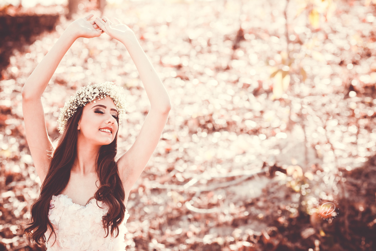 Debutante 15 anos natureza ar livre coroa de flores vestido rosa floral galhos luz natural relaxando