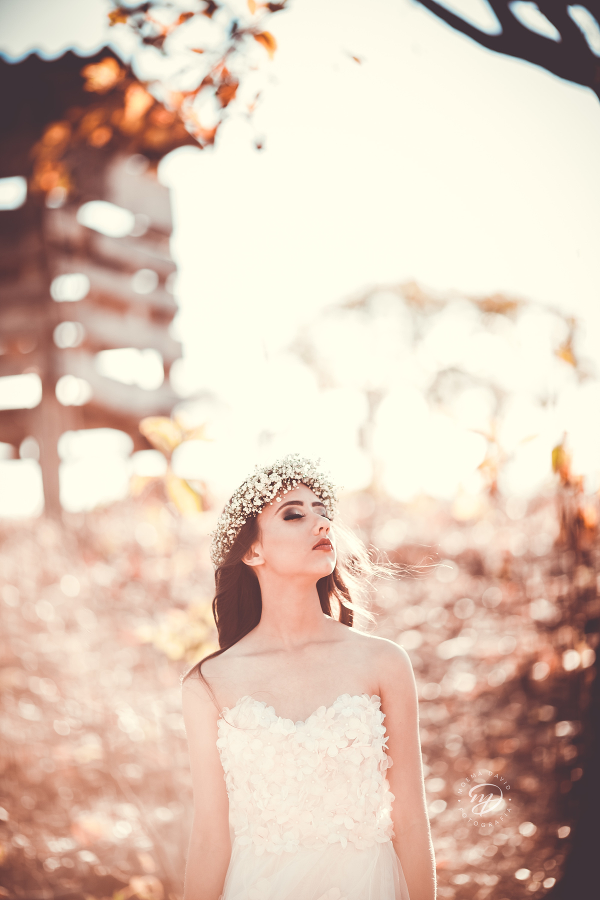 Debutante 15 anos natureza ar livre coroa de flores vestido rosa floral galhos luz natural respirando