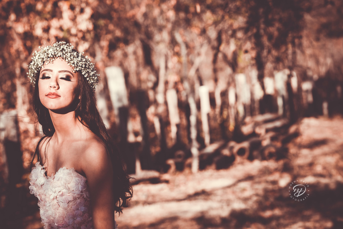 Debutante 15 anos natureza ar livre coroa de flores vestido rosa floral galhos luz natural sensibilidade