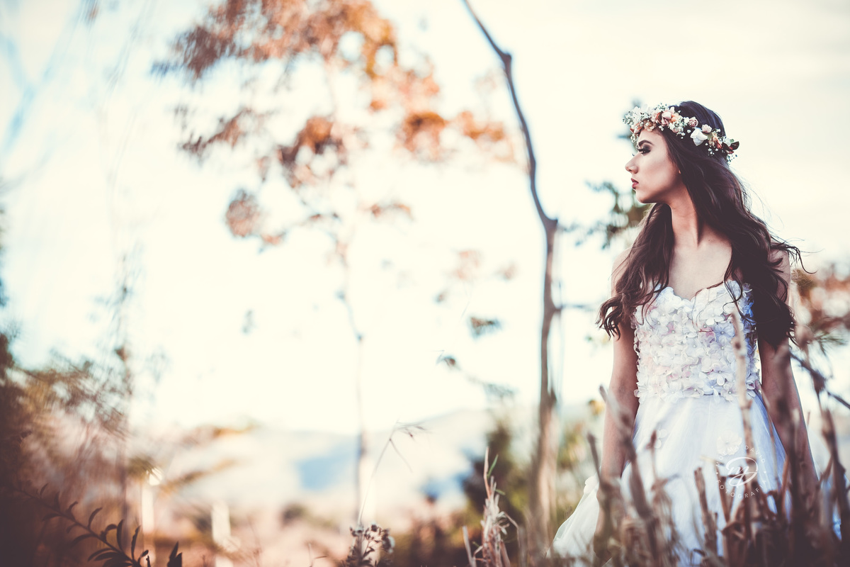 Debutante 15 anos natureza ar livre coroa de flores vestido rosa floral galhos luz natural floresta